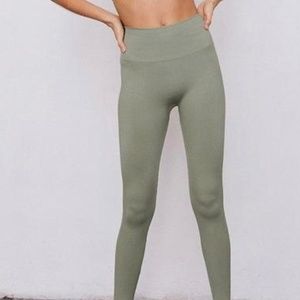 Set Active Set in Olive (leggings and ribbed top)